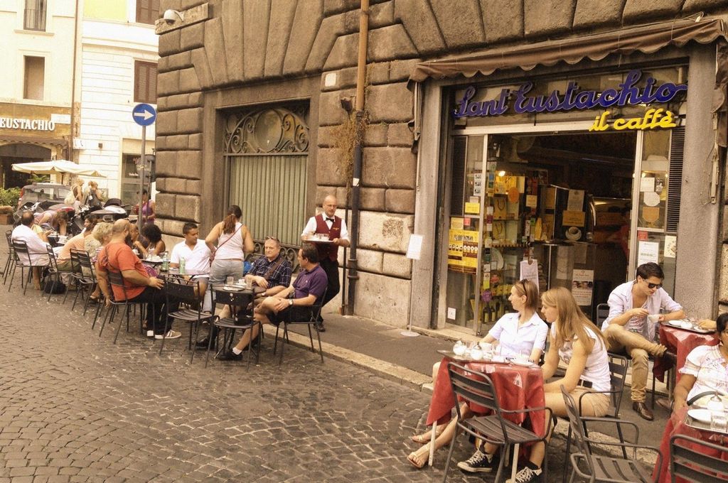 Эрик Фавр проводил свой медовый месяц с женой в романтичном Риме (1975) - Заведение называлось Sant’Eustachio il Caffè